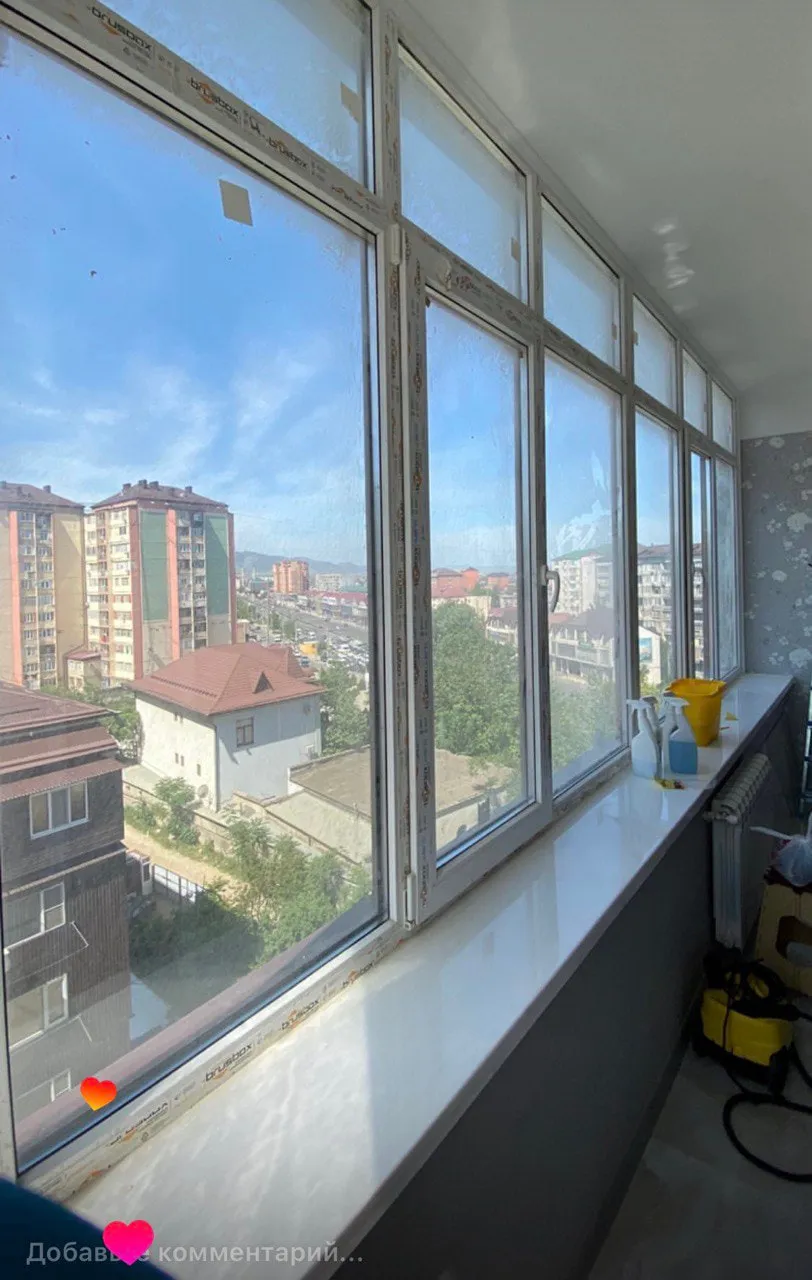Панорамные окна после мытья, вид на город